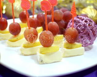 Канапе с сыром и виноградом