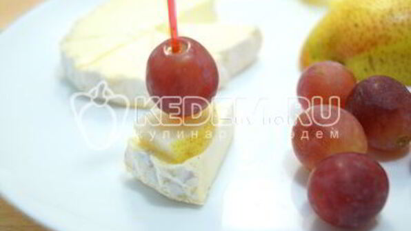канапе с сыром и виноградом