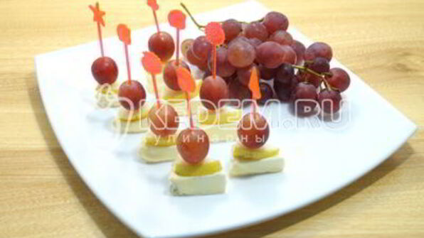 канапе с сыром и виноградом