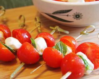 Канапе с сыром моцарелла