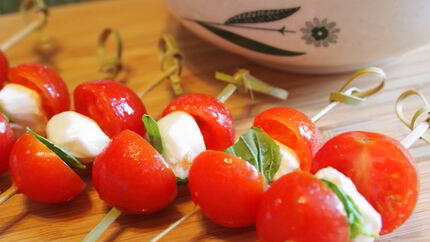 Канапе с сыром моцарелла