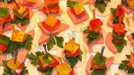 Канапе с ветчиной сыром и помидорами