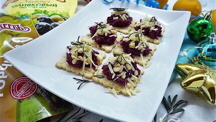 Канапе со свеклой, пармезаном и кедровыми орешками
