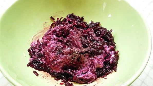 канапе со свеклой, пармезаном и кедровыми орешками