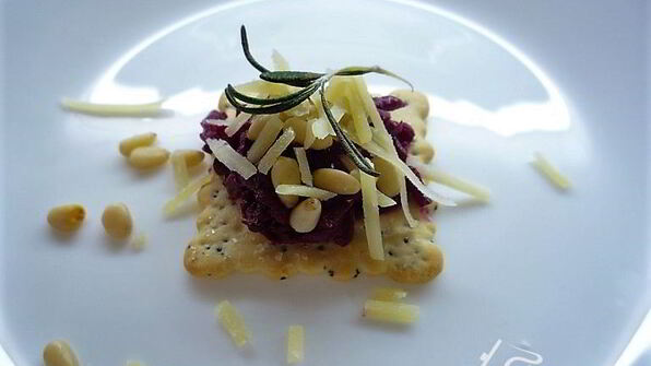 канапе со свеклой, пармезаном и кедровыми орешками