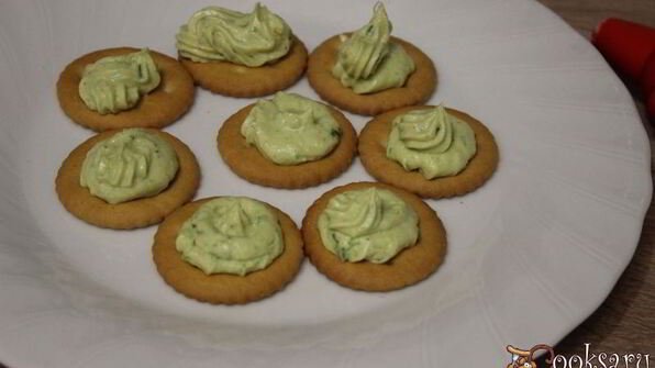 новогодние канапе на крекерах