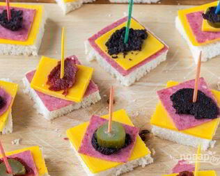 Простые канапе на шпажках