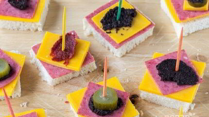 Простые канапе на шпажках