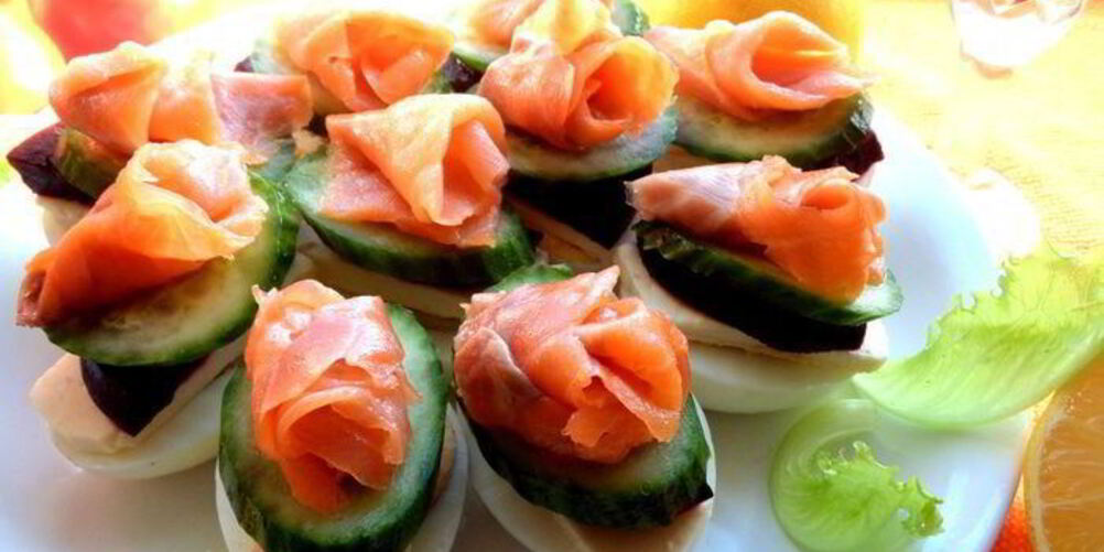 Рецепт рыбного канапе на маринованных яйцах