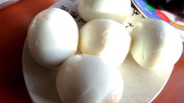 рыбное канапе на маринованных яйцах