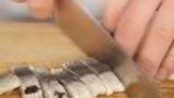 закуска из норвежской сельди под клюквенным соусом и канапе с сельдью