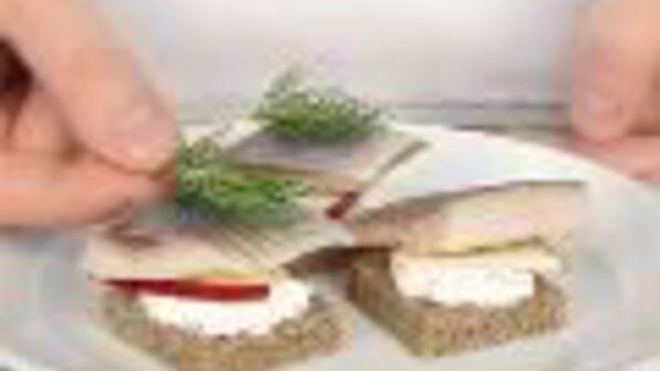 закуска из норвежской сельди под клюквенным соусом и канапе с сельдью