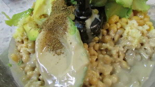 хумус биль тахина с авокадо