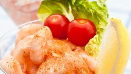 Коктейль из креветок, томатов и оливок