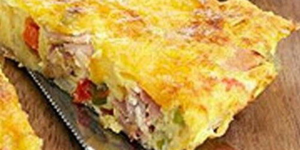 Рецепт багрового омлета с тремя видами колбас и шпинатом