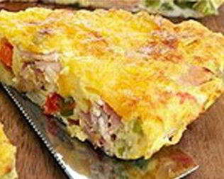 Багровый омлет с тремя видами колбас и шпинатом