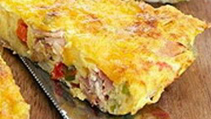 Багровый омлет с тремя видами колбас и шпинатом