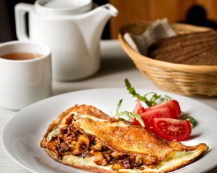 Деревенский омлет с лисичками и луком