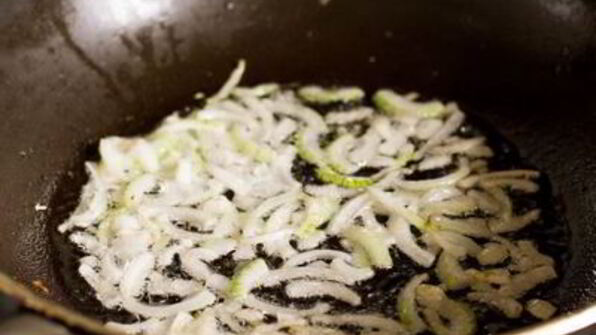 деревенский омлет с лисичками и луком