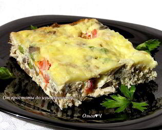 Фриттата с курицей, грибами и зеленым горошком