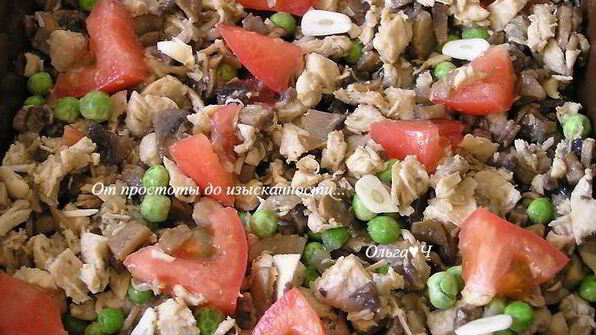 фриттата с курицей, грибами и зеленым горошком