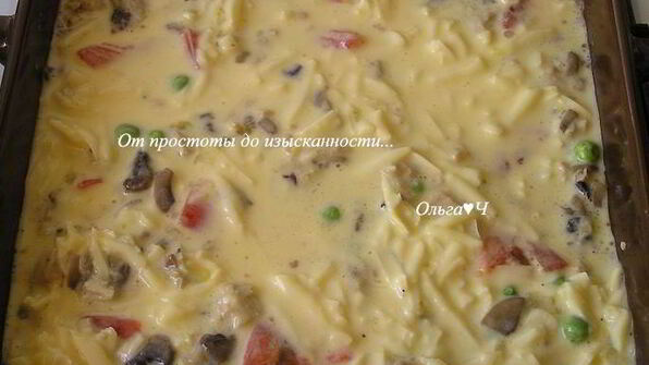 фриттата с курицей, грибами и зеленым горошком