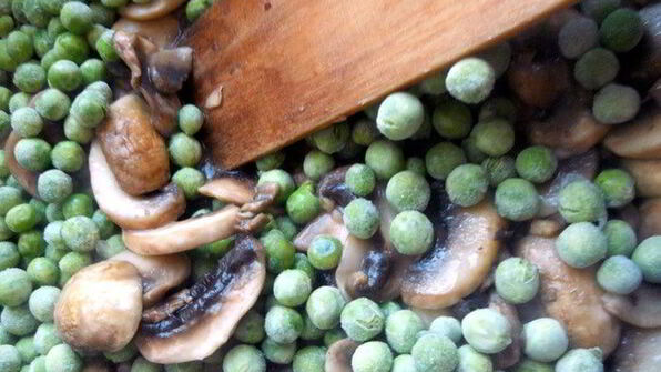 фриттата с пастой, шампиньонами и фетой