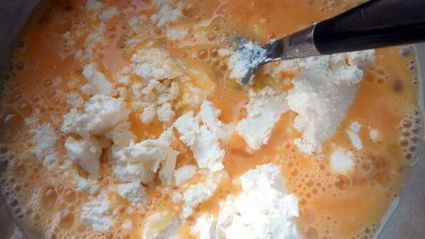 фриттата с пастой, шампиньонами и фетой