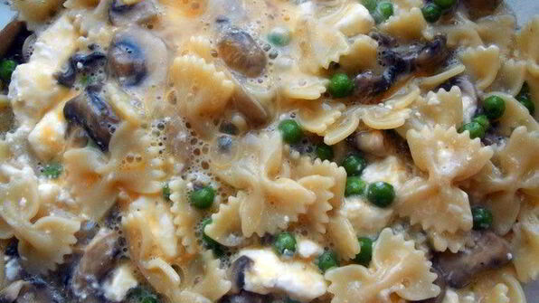 фриттата с пастой, шампиньонами и фетой