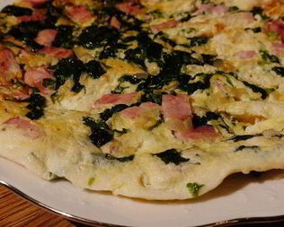 Фриттата со шпинатом и ветчиной