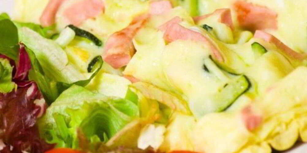 Рецепт омлета из кабачков с ветчиной и сыром