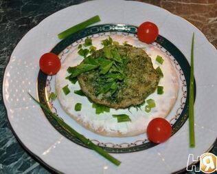 Омлет из перепелиных яиц со шпинатом на лепешке