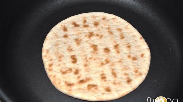 омлет из перепелиных яиц со шпинатом на лепешке