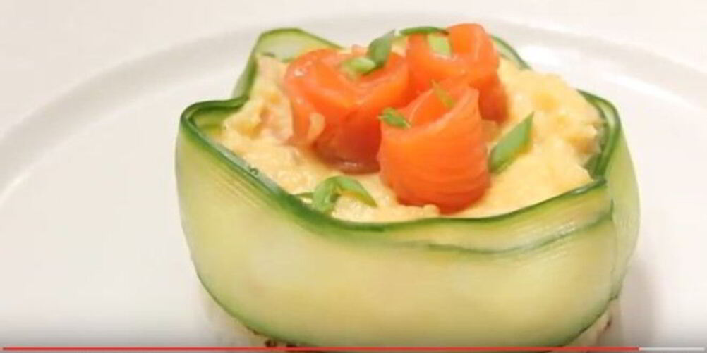 Рецепт омлета на пару с лососем с красивой подачей