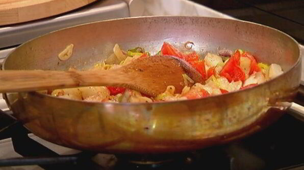 омлет с баклажанами, помидорами и луком