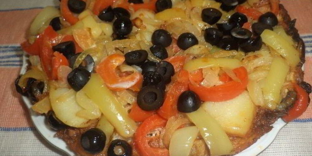 Рецепт омлета с фаршем, картофелем, болгарским перцем и маслинами