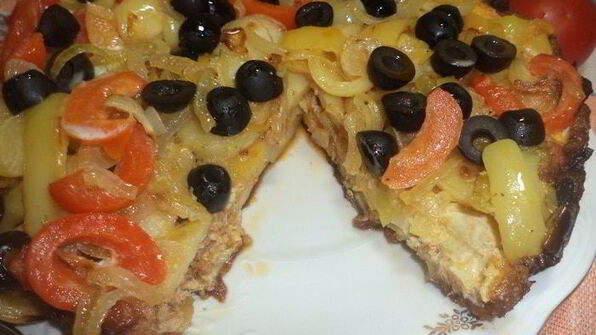 омлет с фаршем, картофелем, болгарским перцем и маслинами