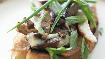 Омлет с грибами и куриной печенкой