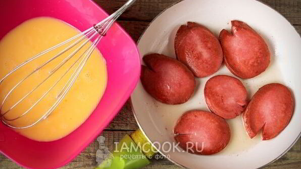 омлет с колбасой на сковороде