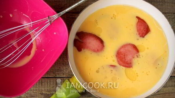 омлет с колбасой на сковороде