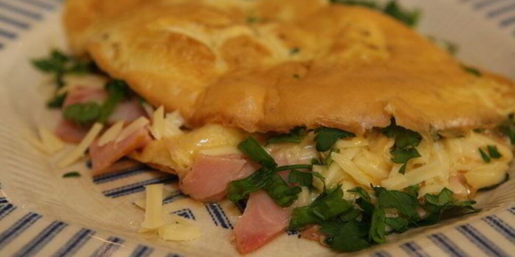 Рецепт омлета с копченой ветчиной, сыром и свежей зеленью