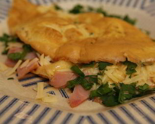 Омлет с копченой ветчиной, сыром и свежей зеленью