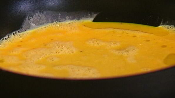 омлет с копченой ветчиной, сыром и свежей зеленью