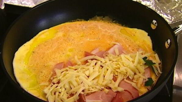 омлет с копченой ветчиной, сыром и свежей зеленью