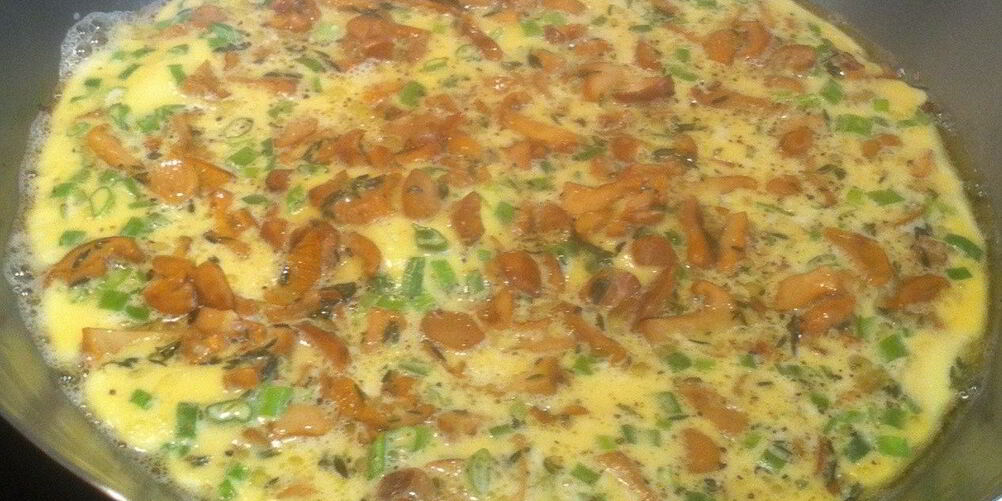 Рецепт омлета с лисичками и зеленым луком