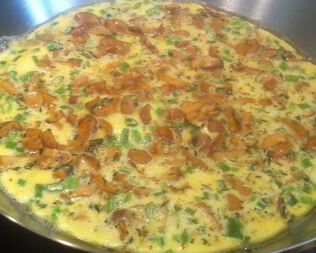 Омлет с лисичками и зеленым луком