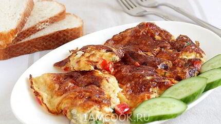 Омлет с помидорами, сыром и зеленью