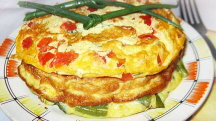 Омлет с тунцом и помидорами