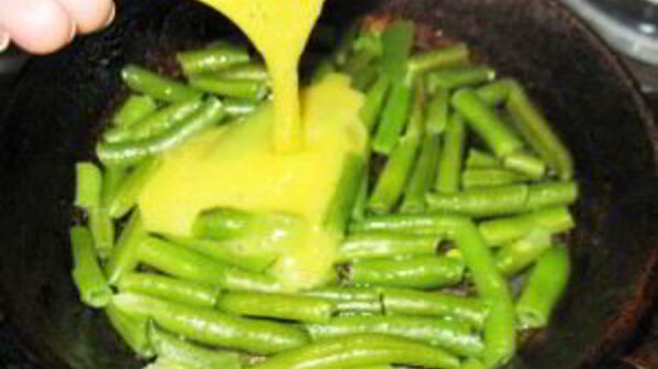 омлет с тунцом и помидорами