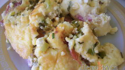 Омлет с творогом, колбасой , зеленью и сыром